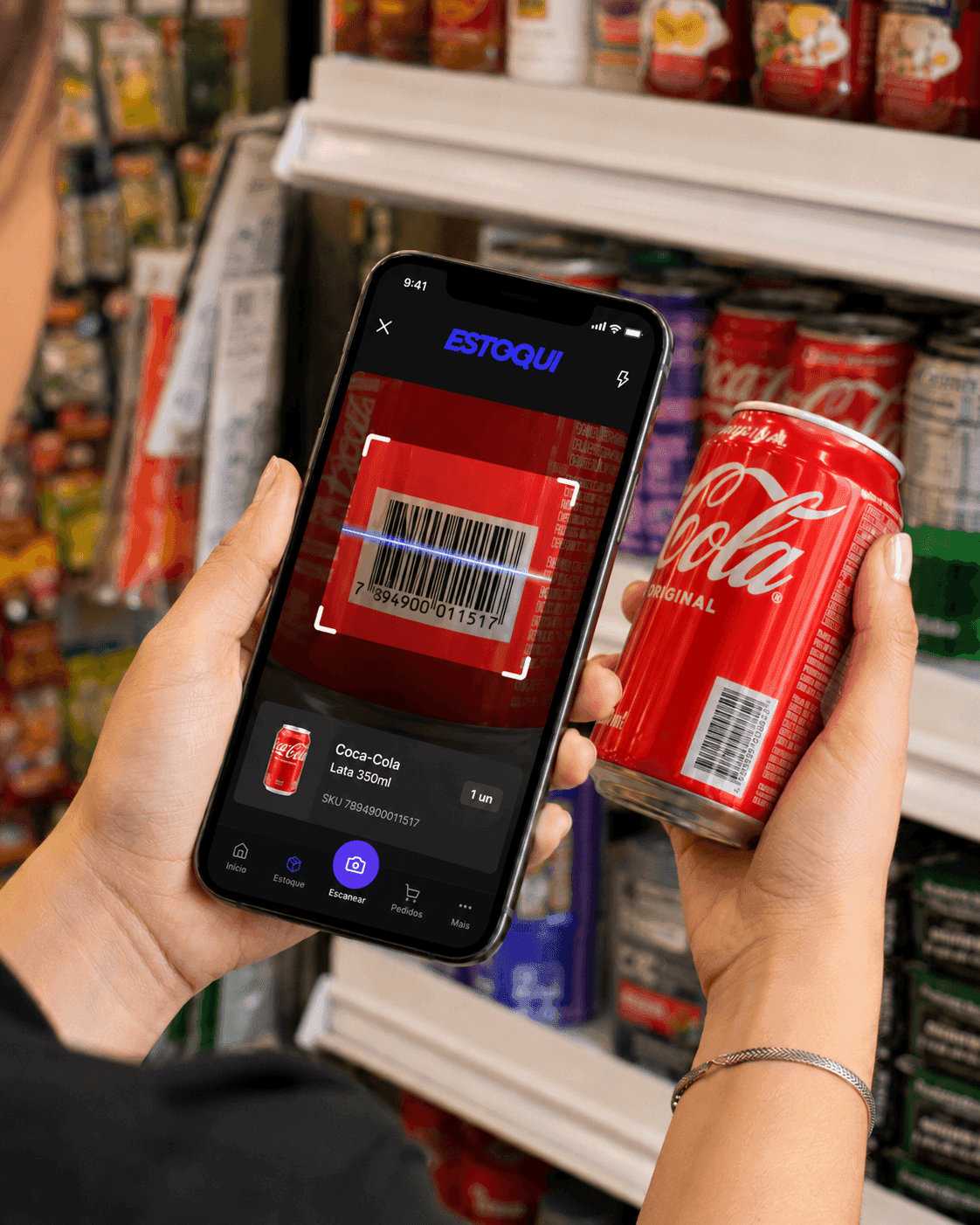Persona escaneando el código de barras de una Coca-Cola con la app Estoqui en una tienda real, mostrando la detección del código en vivo